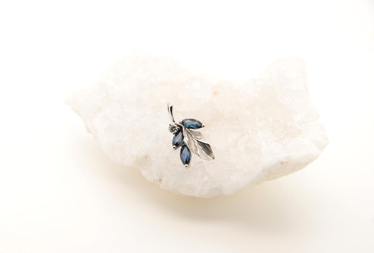 Exquisiter 18k (750) Weißgold Anhänger mit echten Saphiren & Diamant