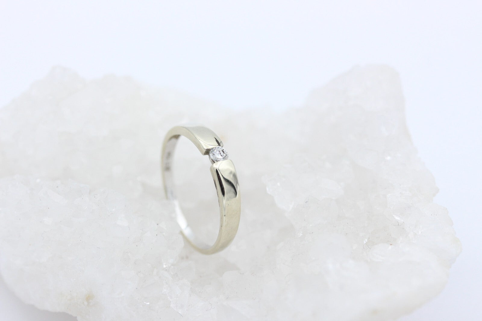 Schöner Solitär Damen Spannring aus 585 / 14K Weißgold mit ein Diamant 0,08 ct.