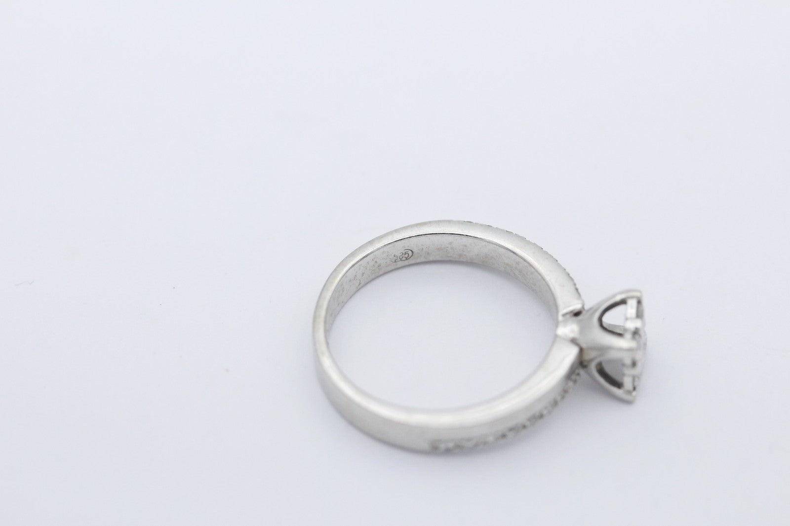 Schöner Damen Ring aus 585 / 14 Karat Weißgold mit Brillanten | Gr. 52