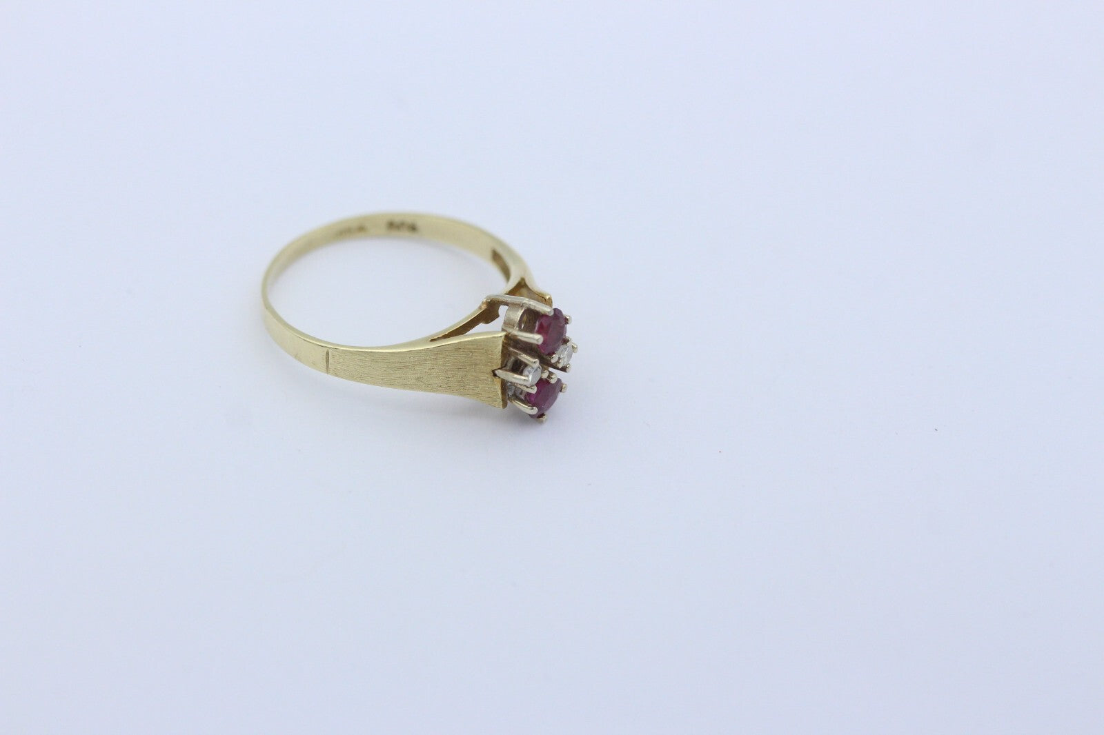 Zarter Damen Gold Ring aus 585 / 14k Gelbgold mit Rubin & Diamanten | Gr. 58