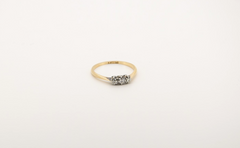 Zarter Antiker 18 Karat (750) Damen Goldring mit 3 Diamanten Trilogy Stil Gr. 53