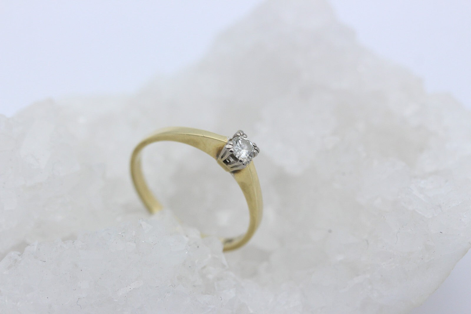 Zarter Solitär Ring aus 585 / 14K Gelbgold mit ein Diamant 0,14 ct. | Gr. 53