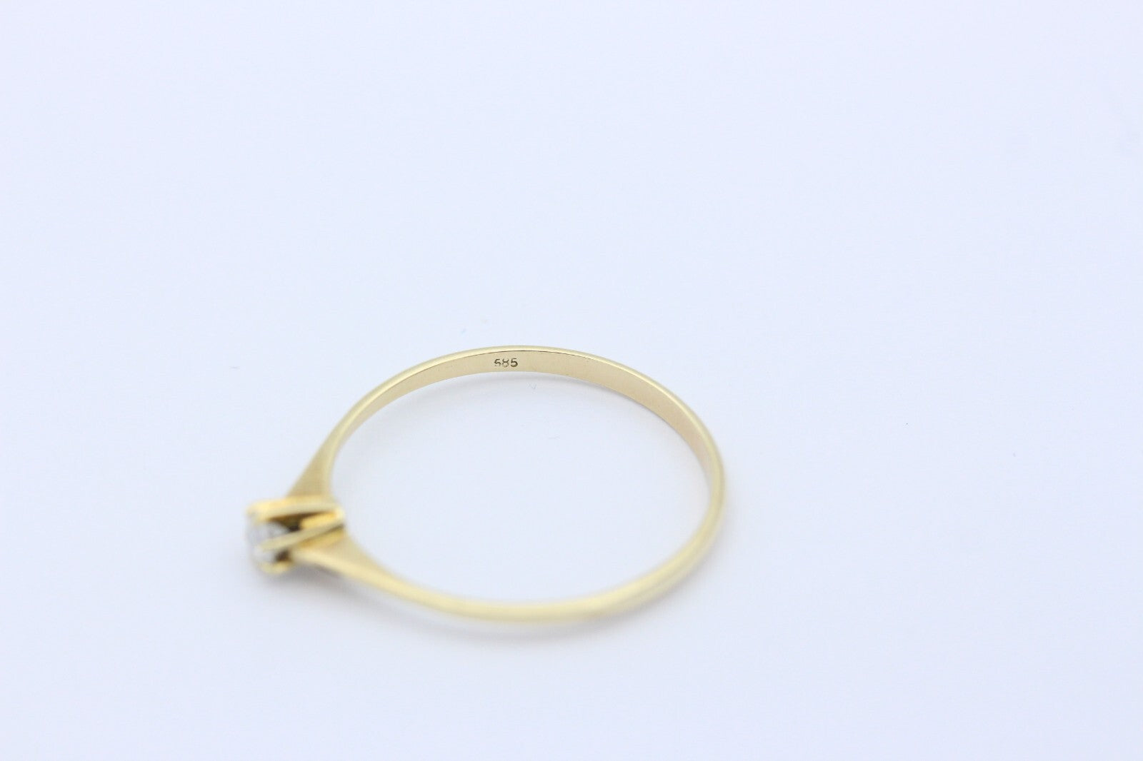 Zarter Solitär Damen Ring aus 585 / 14K Gelbgold mit ein Diamant ca. 0,10 ct.