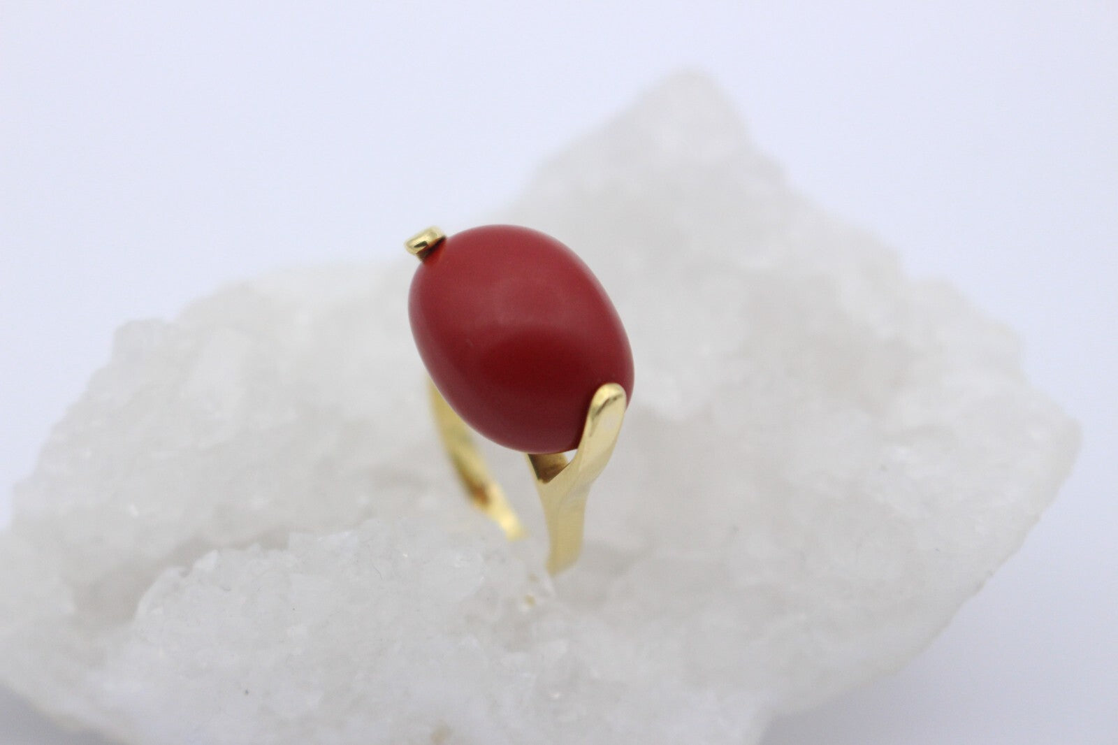 Außergewöhnlicher Korallen Ring aus 750 / 18K Gelbgold mit eine schöne Koralle