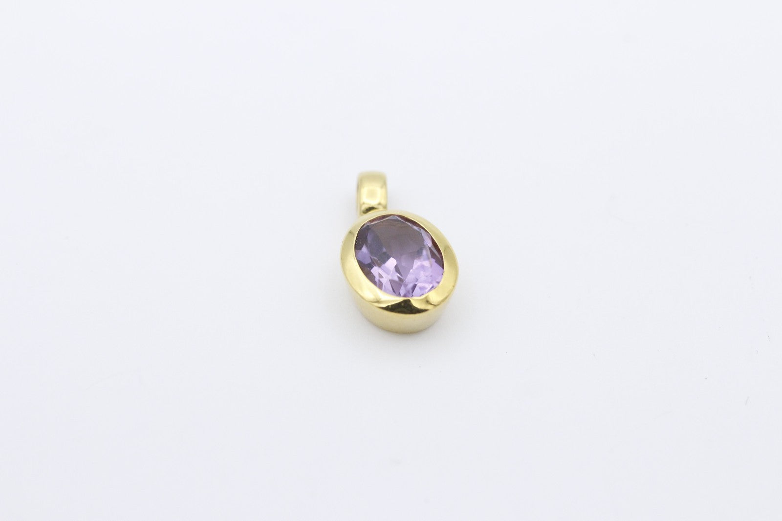 Schöner schlichter Anhänger aus 333 / 8 Karat Gelbgold mit ein Amethyst