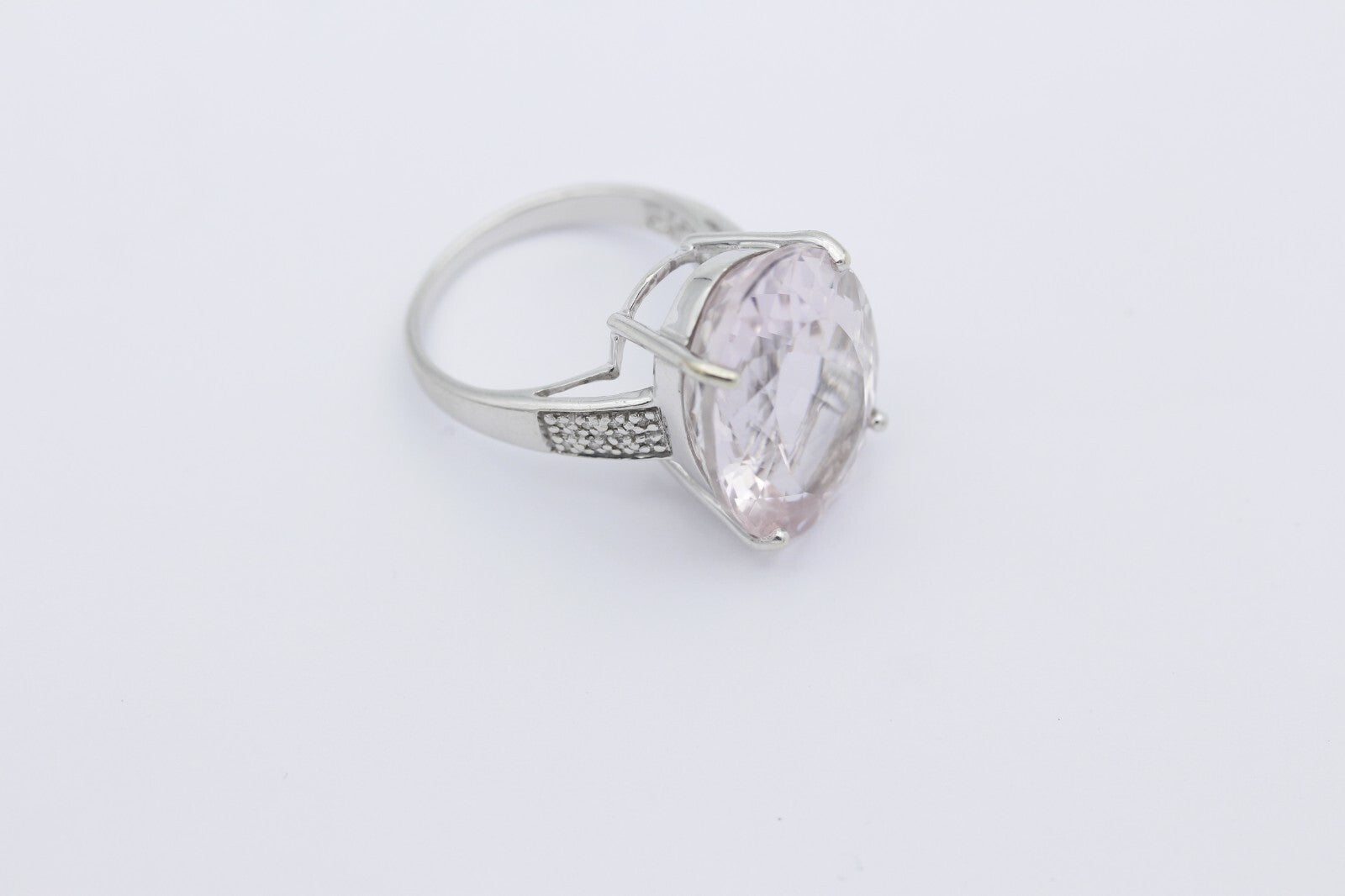 Außergewöhnlicher Damen Ring aus 375 / 9k Weißgold mit Edelstein & Diamanten