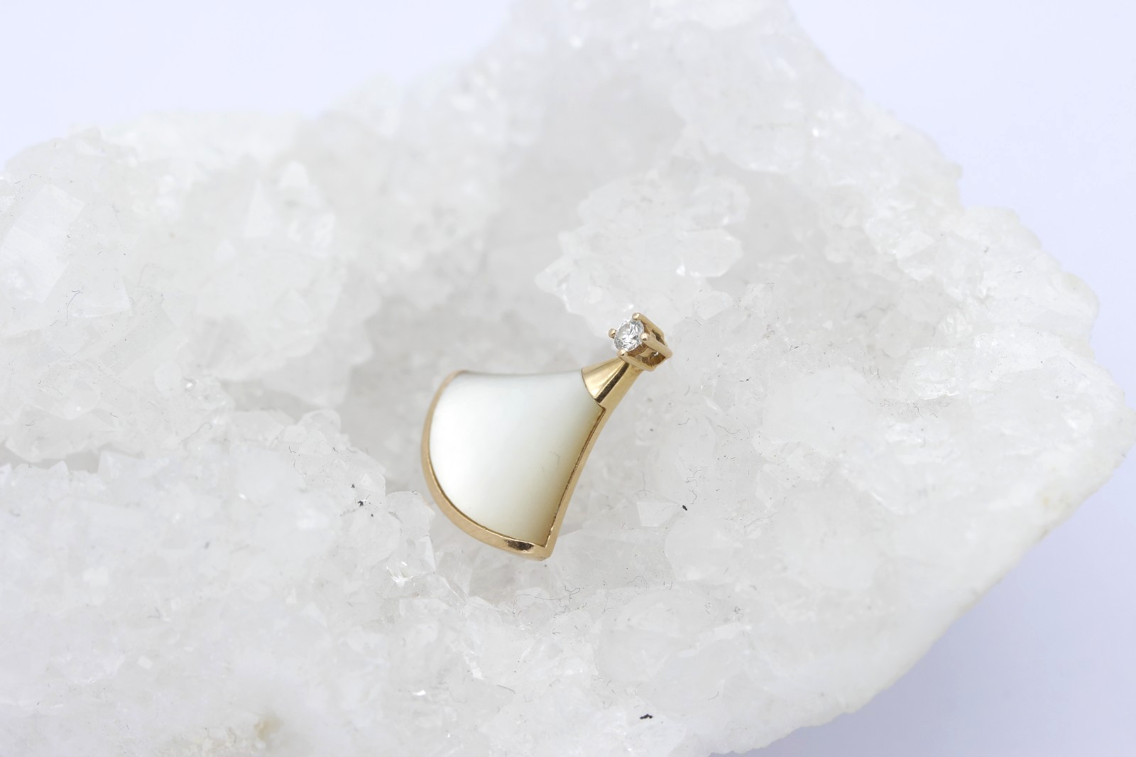 750 Gold Anhänger mit Perlmutt & Brillant – 18K Gelbgold