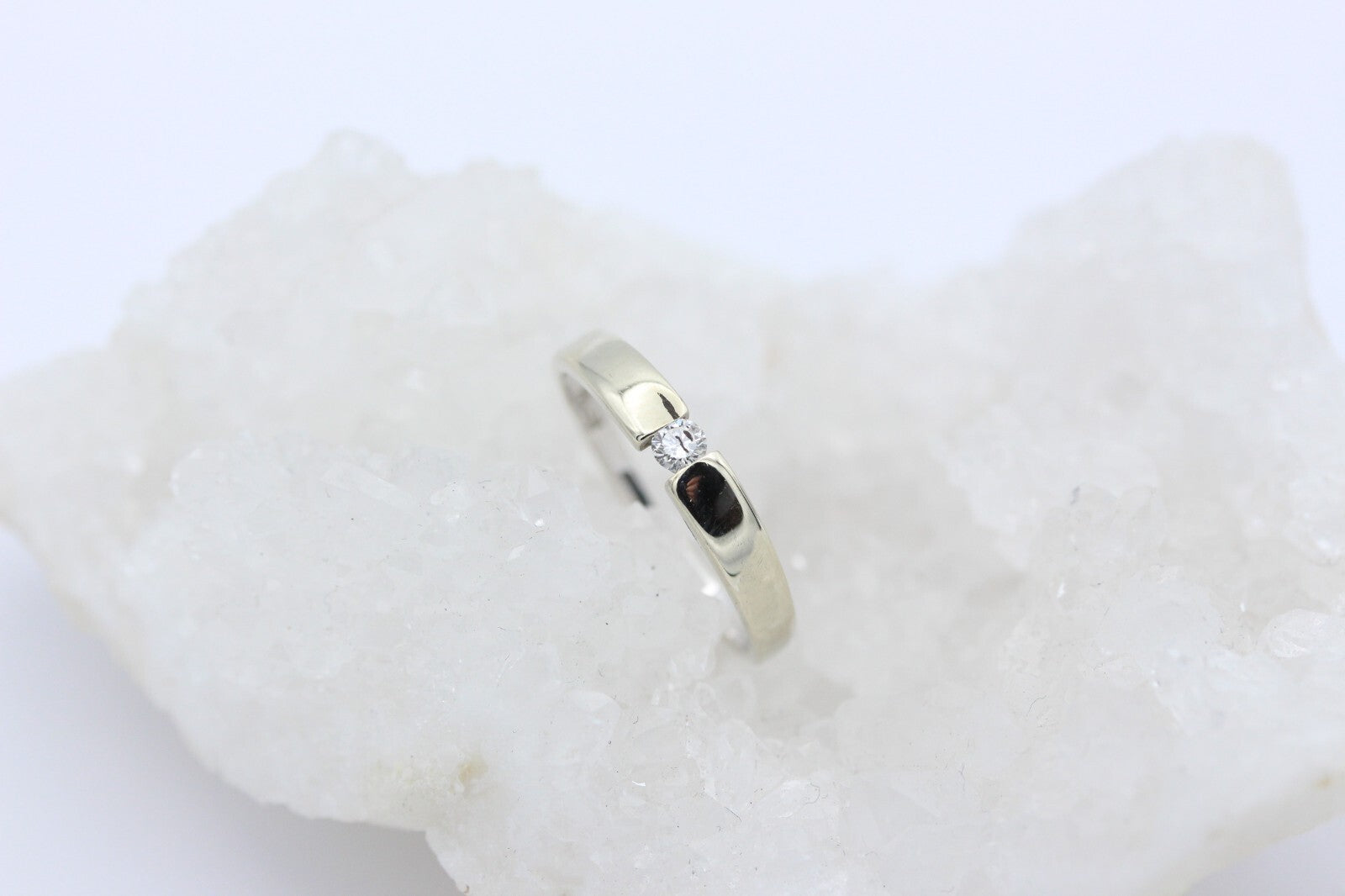 Schöner Solitär Damen Spannring aus 585 / 14K Weißgold mit ein Diamant 0,08 ct.