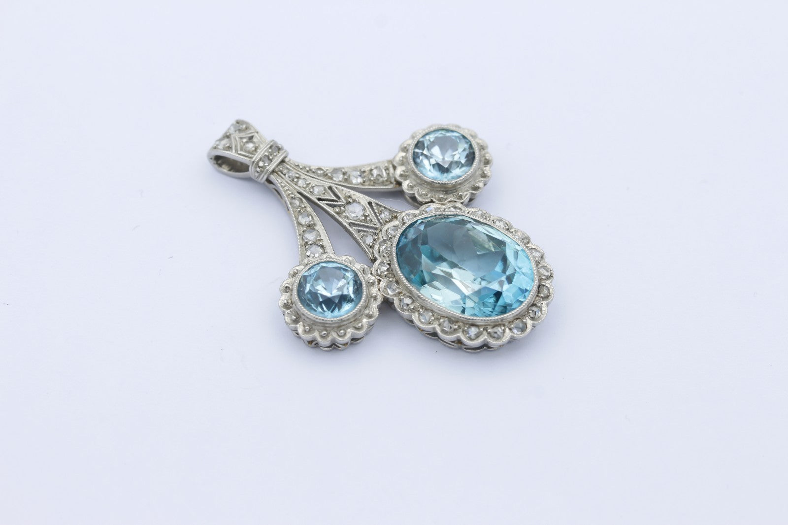 Art Déco Platin Anhänger mit Blaue Edelsteine & Diamanten edles Schmuckstück