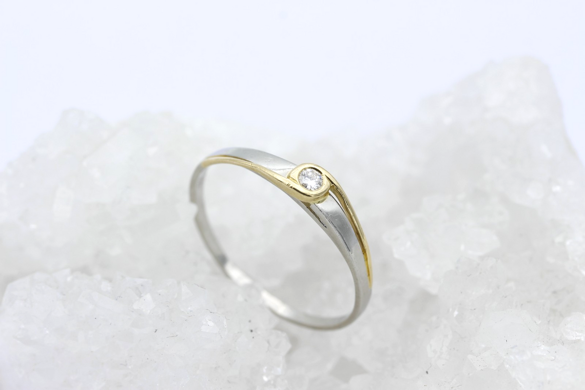 Zarter 950 Platin Ring mit ein Brillant – Bicolor Gelbgold Diamant ca. 0,10 ct.