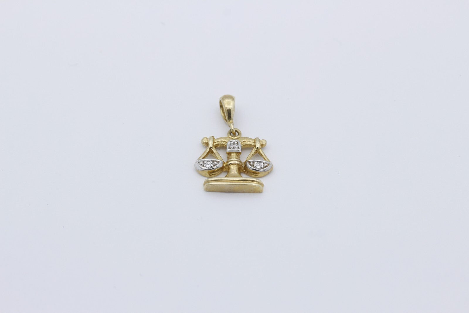 Anhänger Waage aus 585 / 14k Gelbgold mit kleinen Diamanten