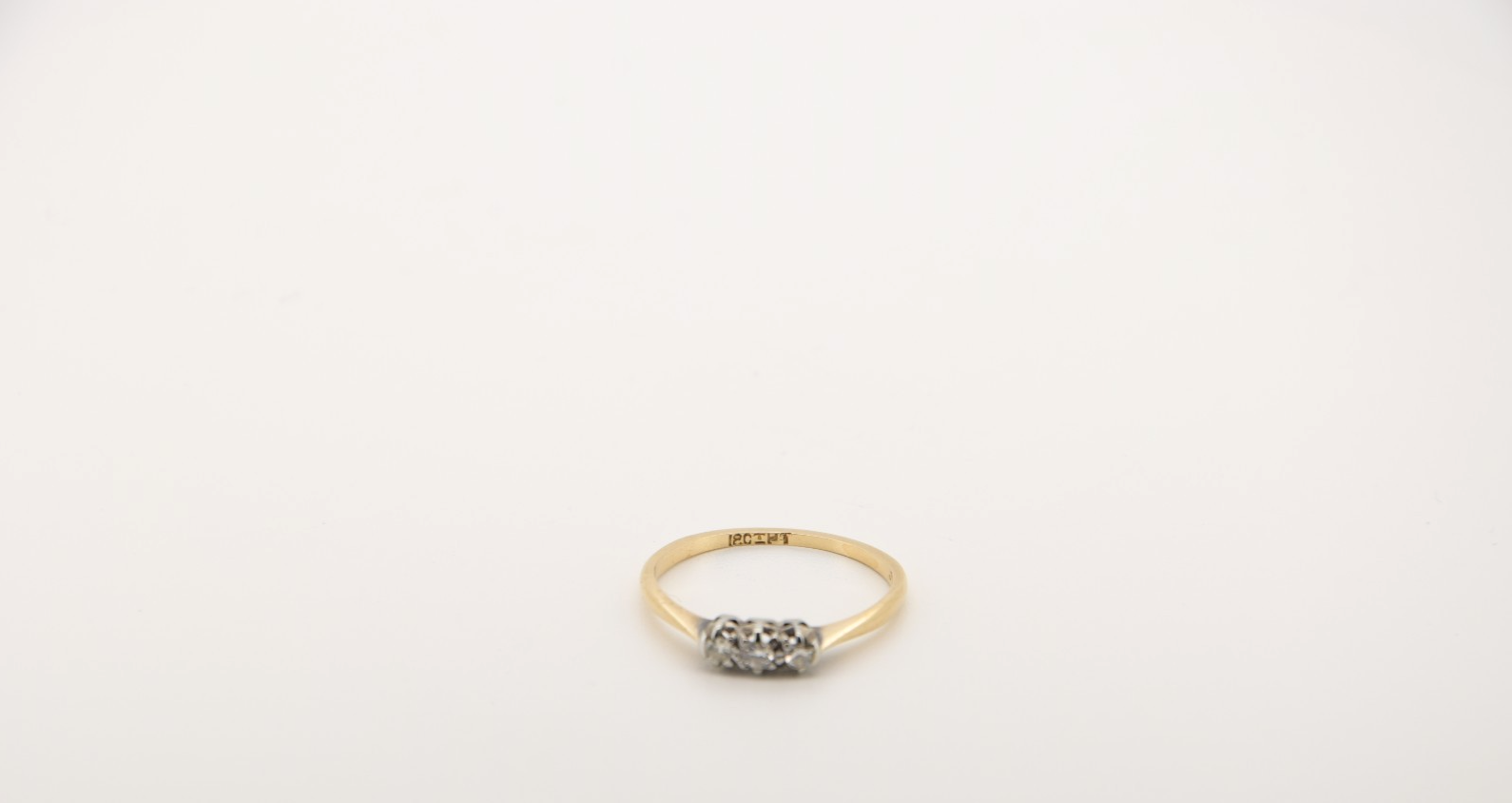Zarter Antiker 18 Karat (750) Damen Goldring mit 3 Diamanten Trilogy Stil Gr. 53