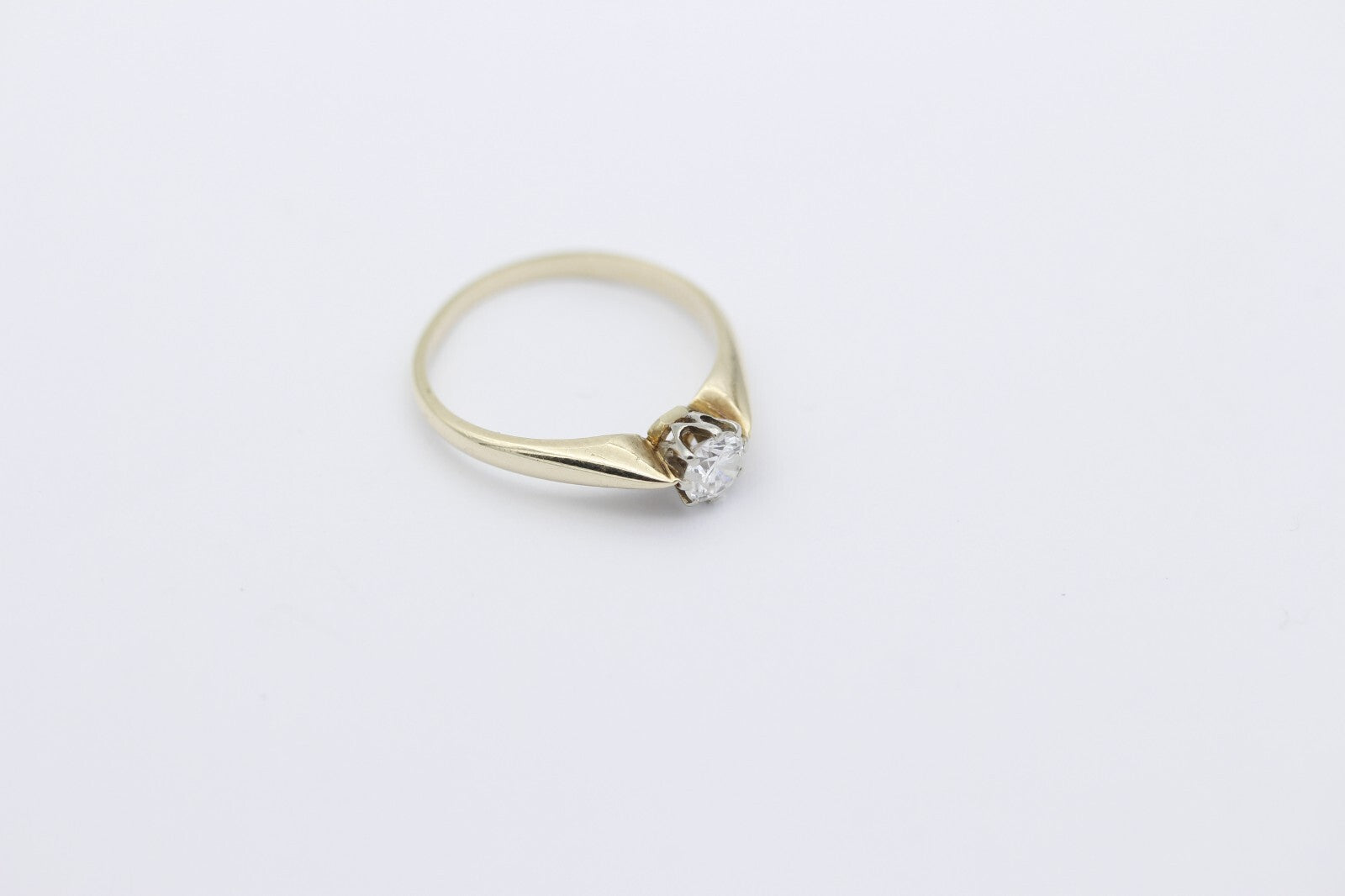 Schöner Damen Solitär Ring aus 585er Gelbgold mit ein Brillant ca. 0,32 ct.