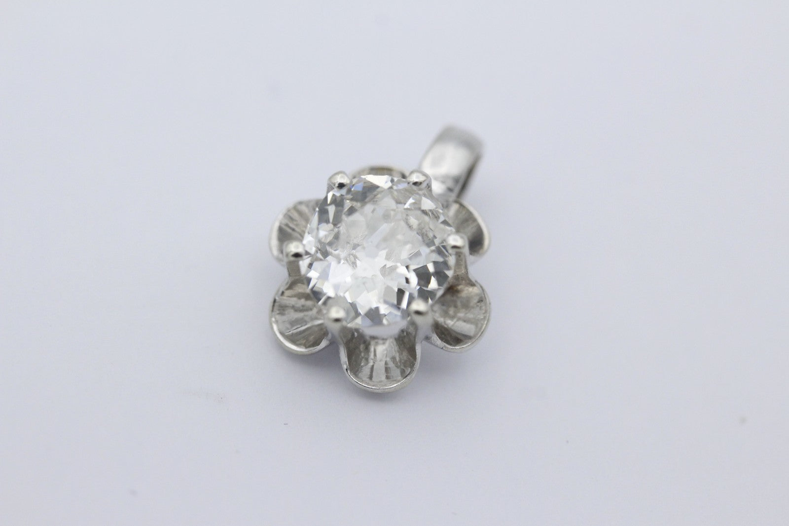 Eleganter Weißgold 585 / 14k Anhänger mit ein Altschliff-Diamant ca. 1,20 ct.