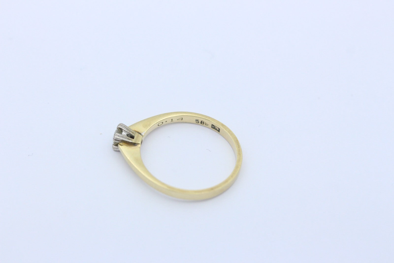 Zarter Solitär Ring aus 585 / 14K Gelbgold mit ein Diamant 0,14 ct. | Gr. 53