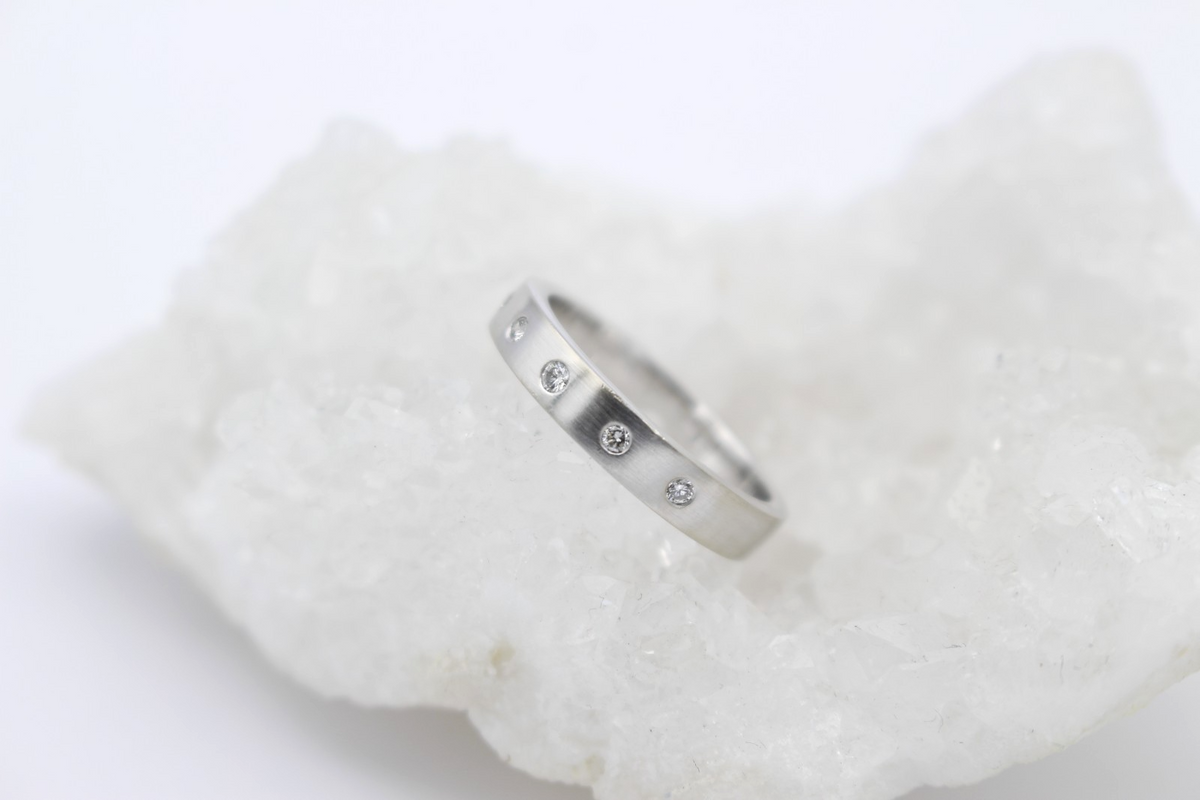 CHRIST Diamantring Matt 585 Weißgold 14 Karat Ring 5 Diamanten Brillanten Gr. 55