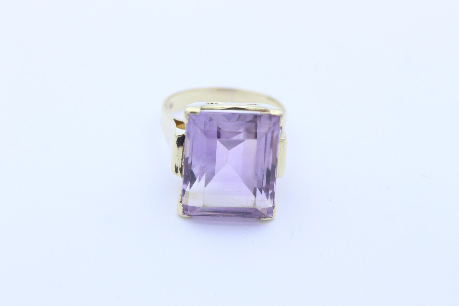 Schöner Damen Ring aus 585 / 14k Gelbgold mit ein Lila Edelstein ( Amethyst )