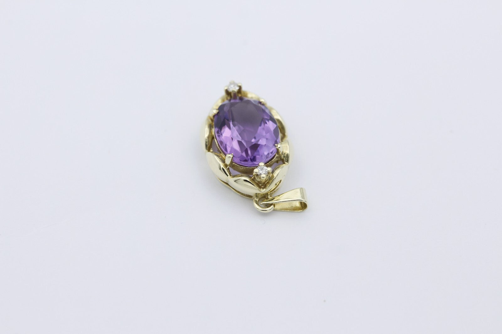 Wunderschöner Anhänger aus 585/14k Gelbgold mit 1 Amethyst & 2 Diamanten