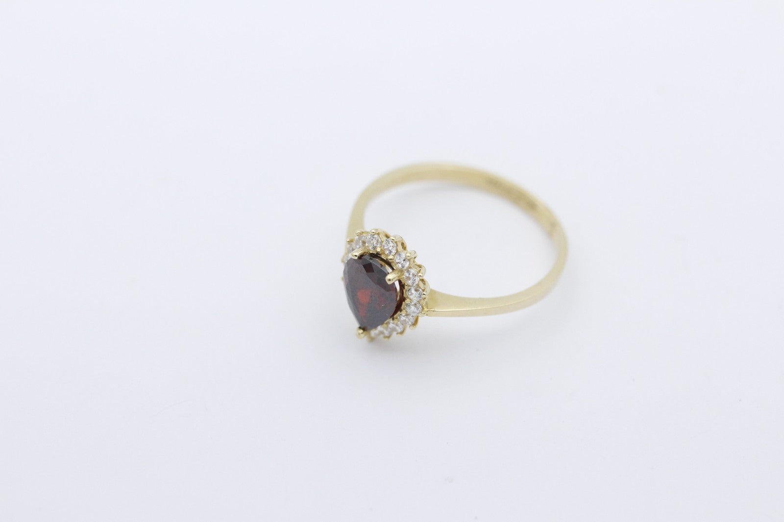 Traumhafter Damen Juwelen Ring aus 585 / 14k Gelbgold mit Granat & weiße Steine