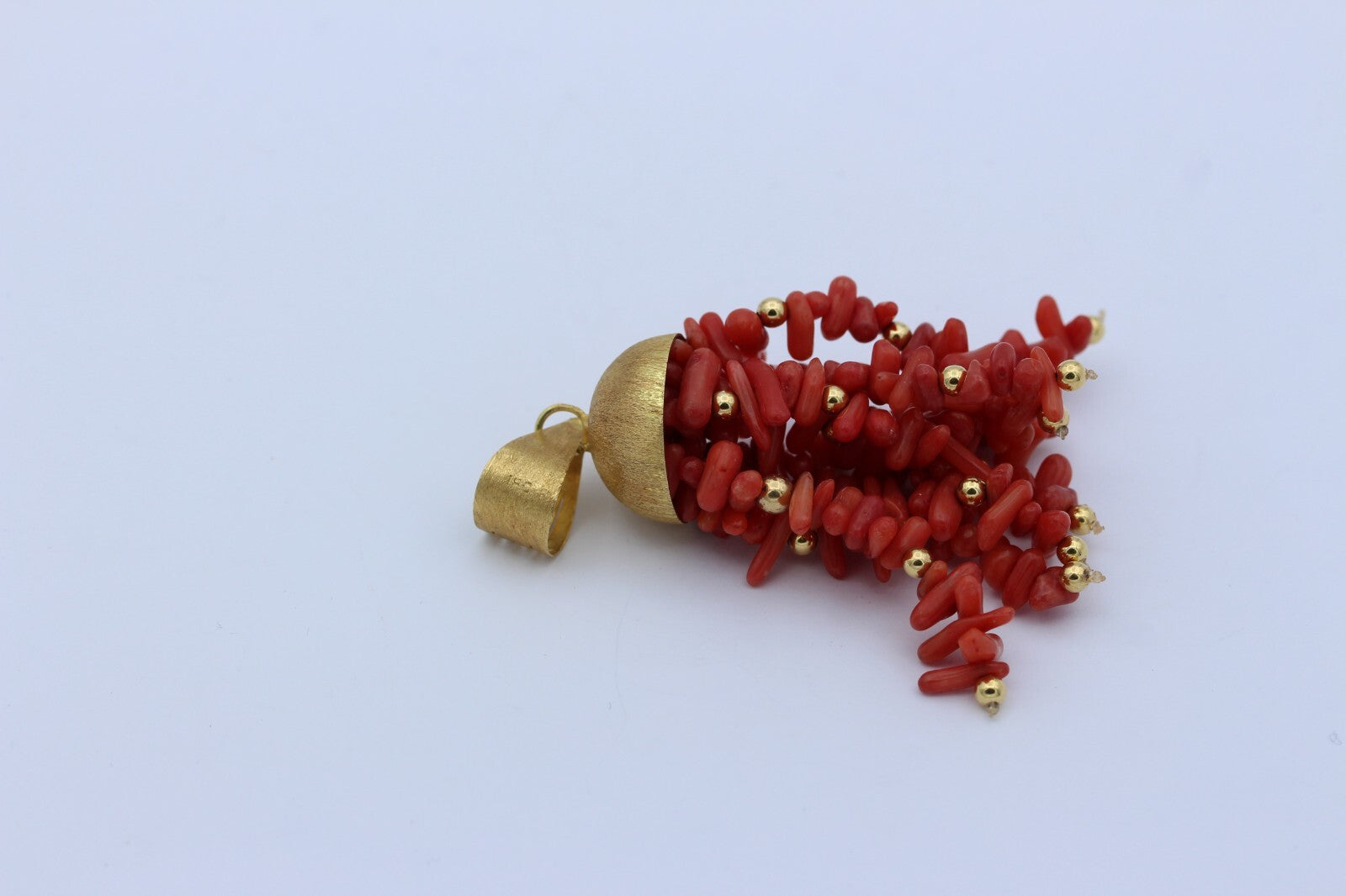 Korallen Anhänger aus 750 / 18k Gelbgold mit kleine Goldkugeln