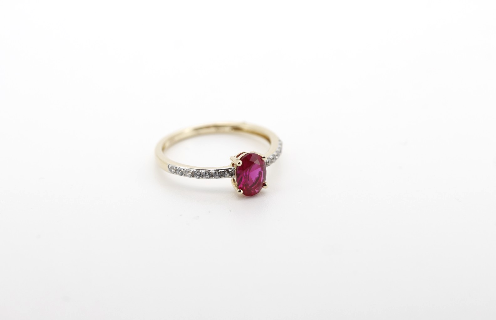 Schöner 585er 14K Goldring mit ovalem Rubin und Zirkonia Edelsteine Gr. 54