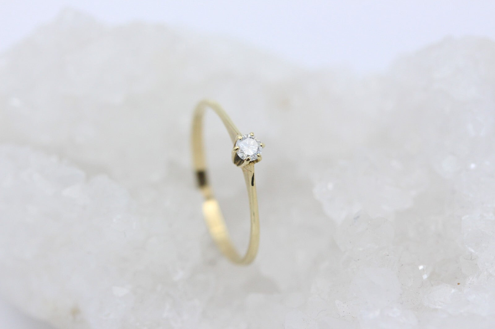 Zarter Solitär Damen Ring aus 585 / 14K Gelbgold mit ein Diamant ca. 0,10 ct.
