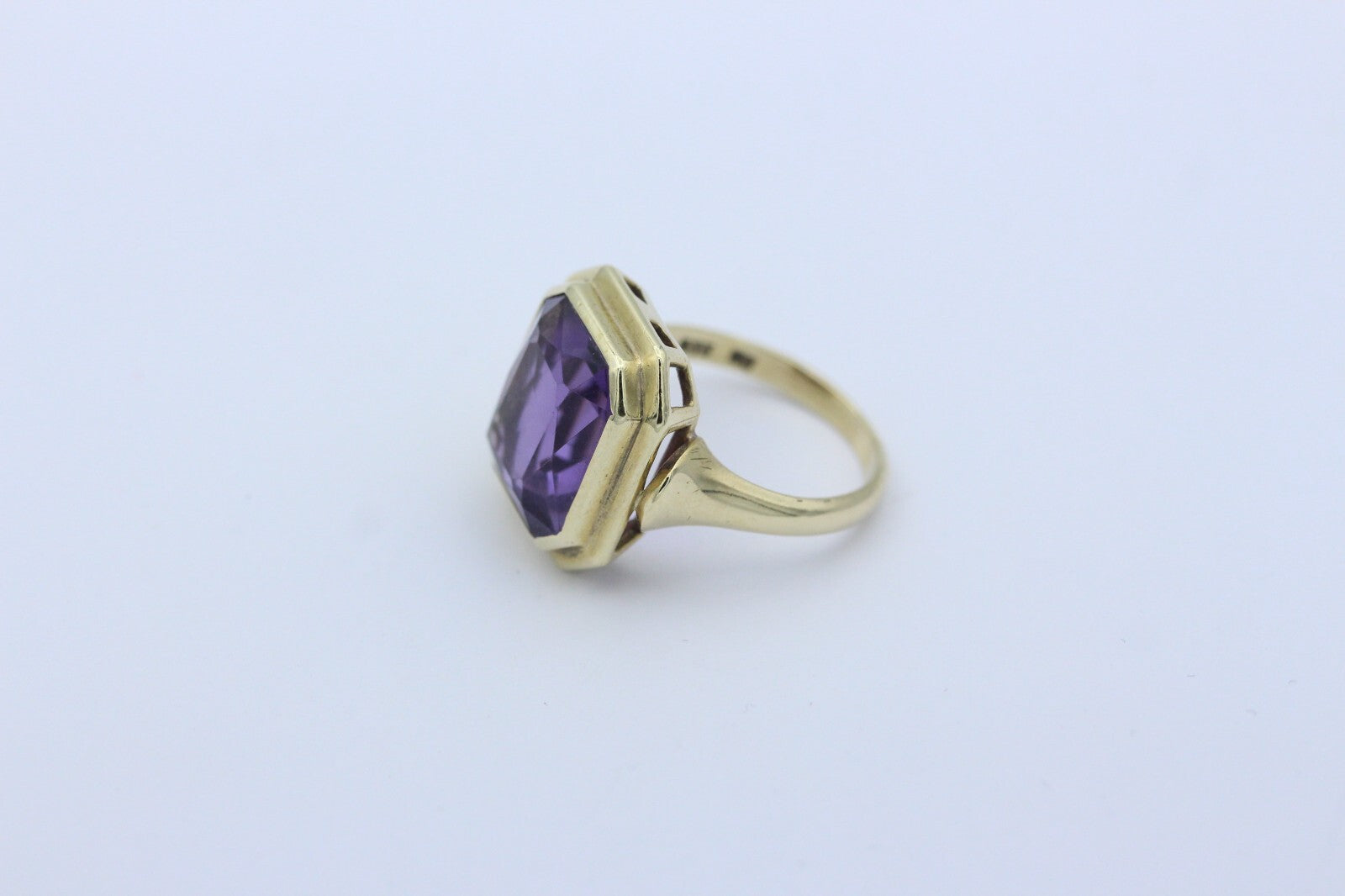Massiver Damen Gold Ring aus 333 / 8k Gelbgold mit ein Lila Edelstein "Amethyst"