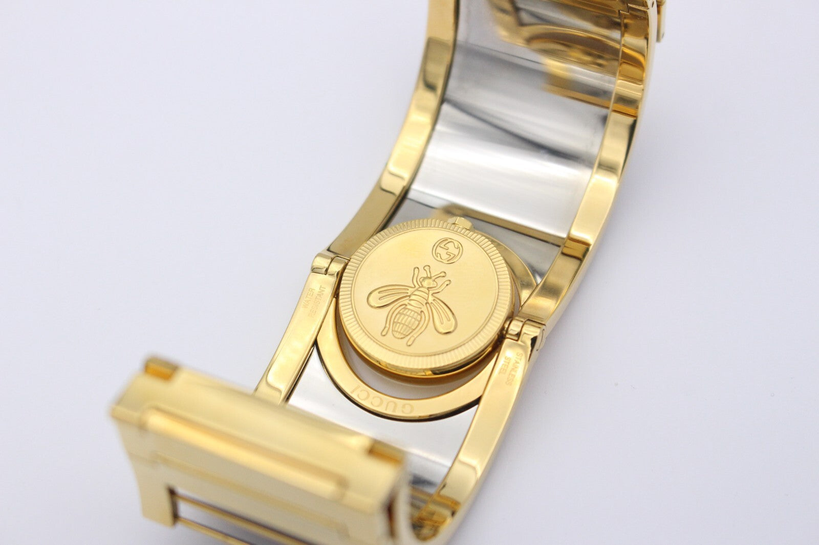 Gucci Twirl 112 breiter Armreif Damenuhr Edelstahl Vergoldet