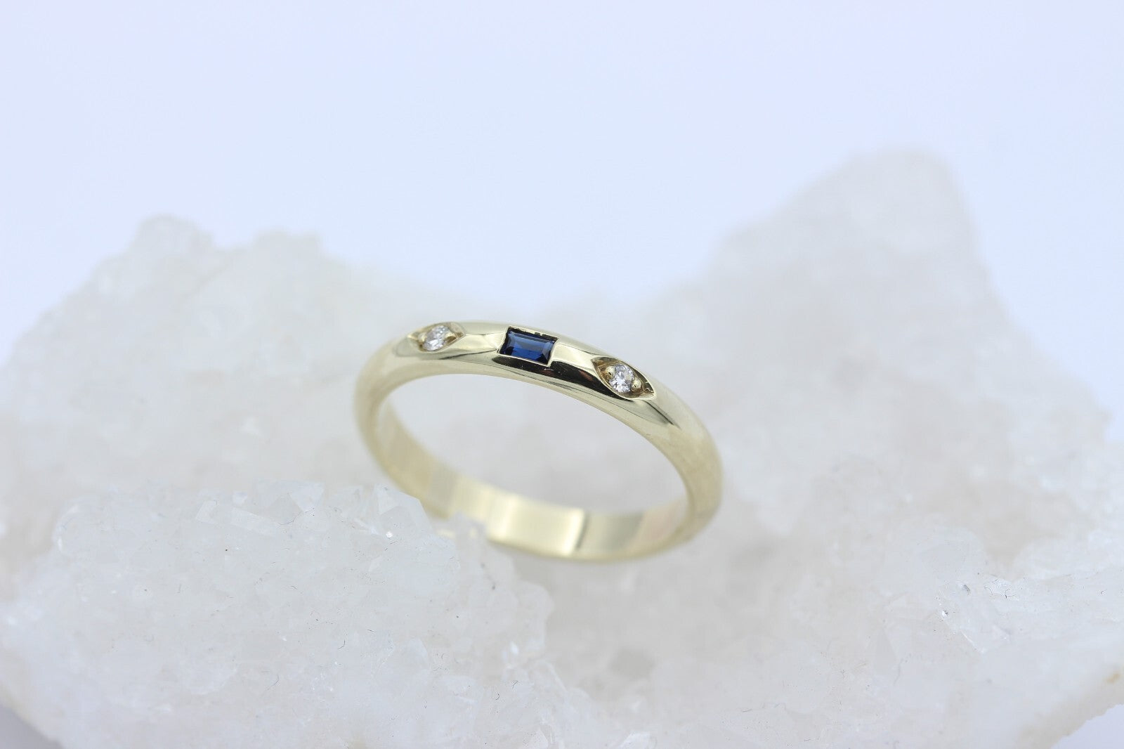 Zarter Damen Juwelen Ring aus 333 / 8k Gelbgold mit ein Saphir & Brillanten
