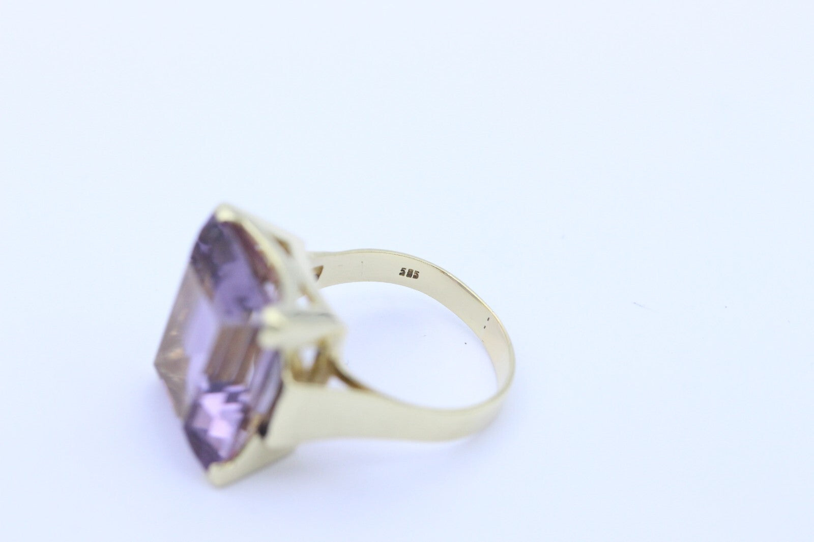 Schöner Damen Ring aus 585 / 14k Gelbgold mit ein Lila Edelstein ( Amethyst )