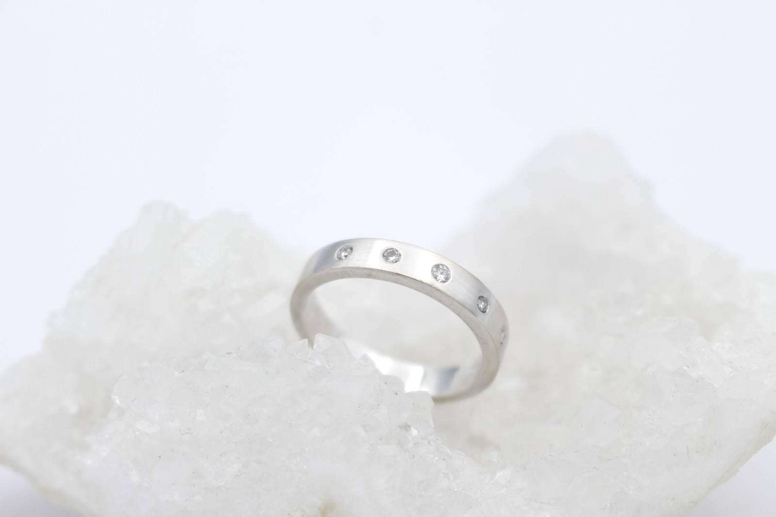 CHRIST Diamantring Matt 585 Weißgold 14 Karat Ring 5 Diamanten Brillanten Gr. 55