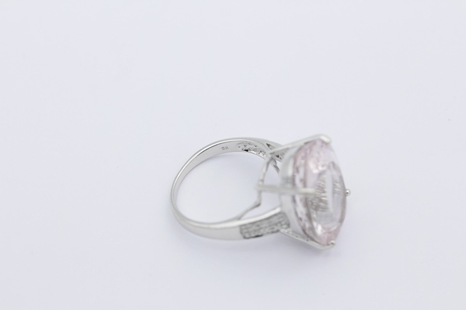 Außergewöhnlicher Damen Ring aus 375 / 9k Weißgold mit Edelstein & Diamanten