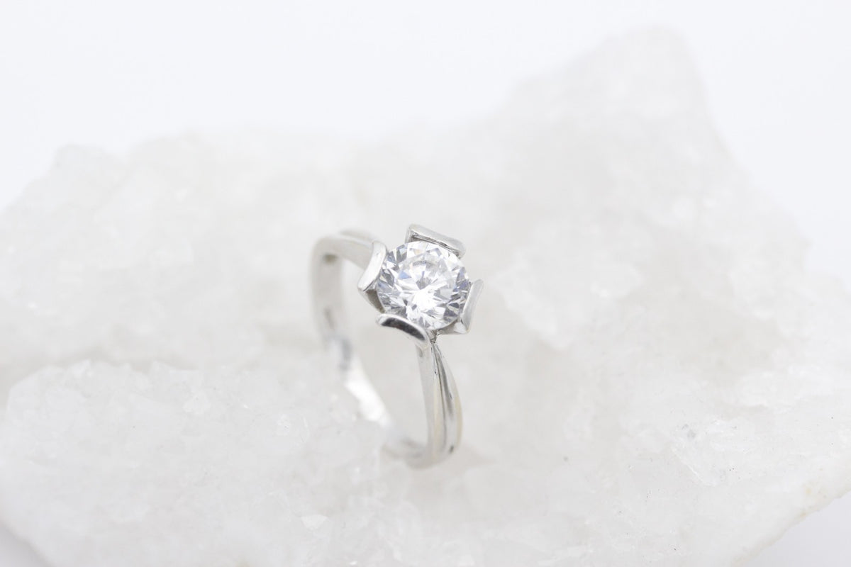 Schöner Solitär Damen Ring aus 750 / 18k Weißgold mit ein Zirkonia Edelstein