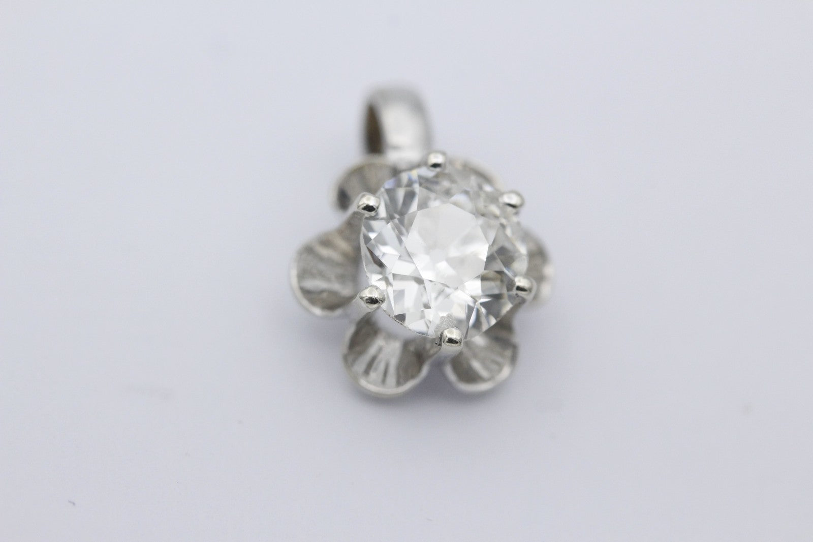 Eleganter Weißgold 585 / 14k Anhänger mit ein Altschliff-Diamant ca. 1,20 ct.