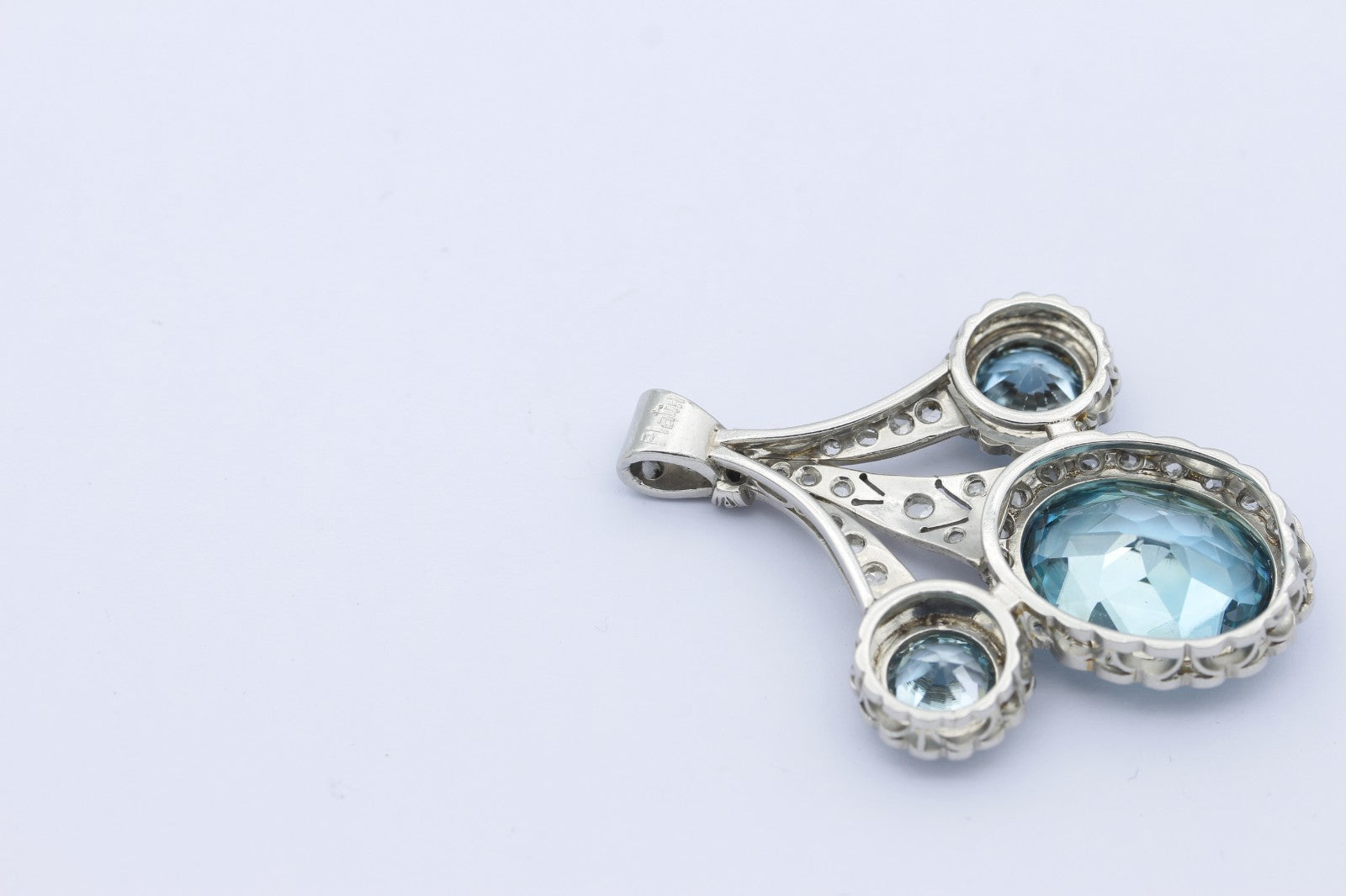 Art Déco Platin Anhänger mit Blaue Edelsteine & Diamanten edles Schmuckstück