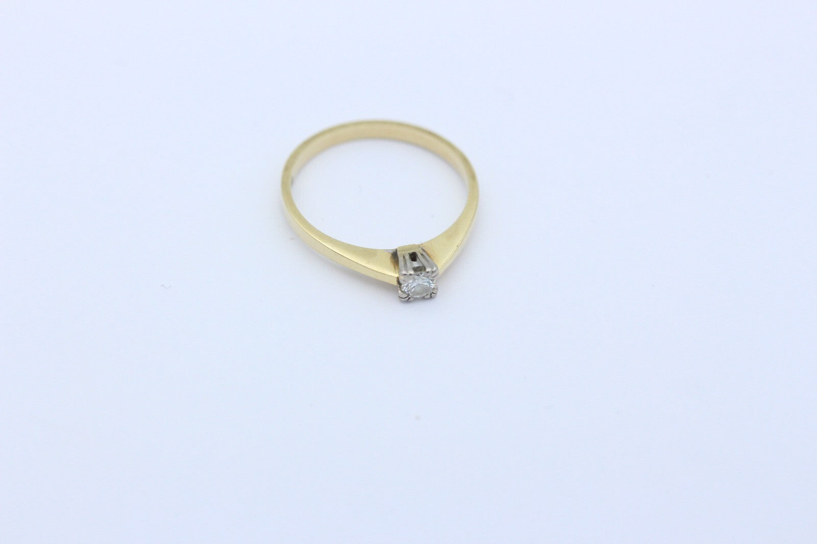 Zarter Solitär Ring aus 585 / 14K Gelbgold mit ein Diamant 0,14 ct. | Gr. 53