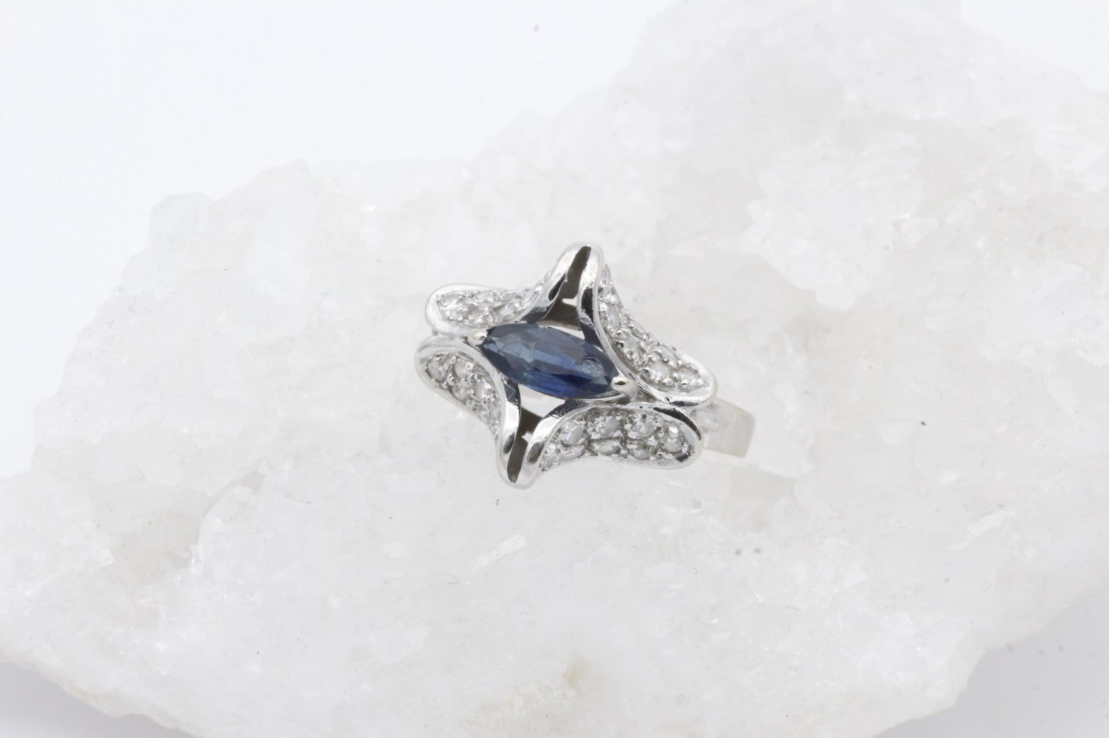 Schöner 585 / 14 Karat Weißgold Ring Saphir Brillanten Schmetterling Damenring
