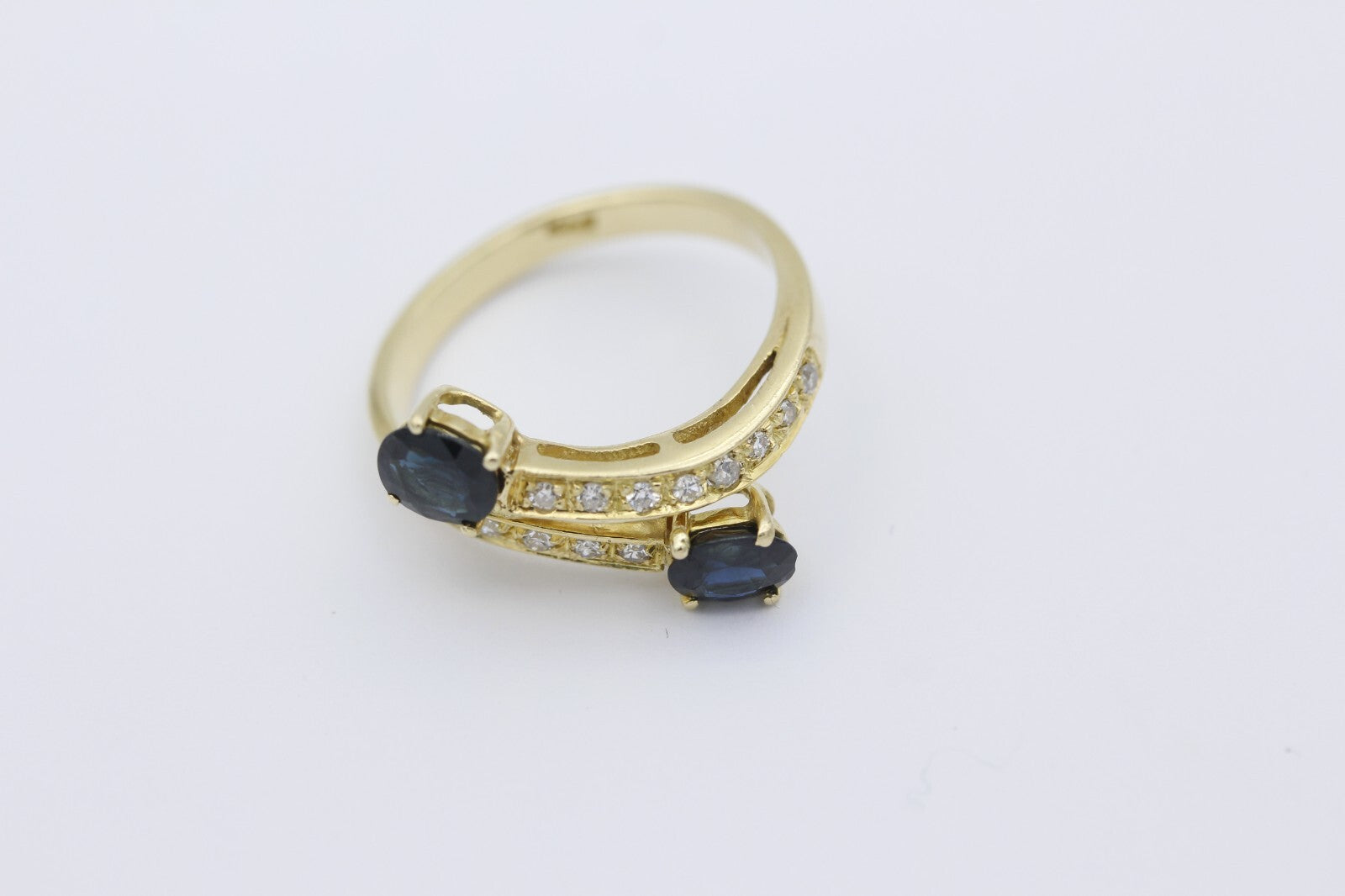 Wunderschöner Damen Ring aus 750er Gelbgold mit Saphir&Diamanten