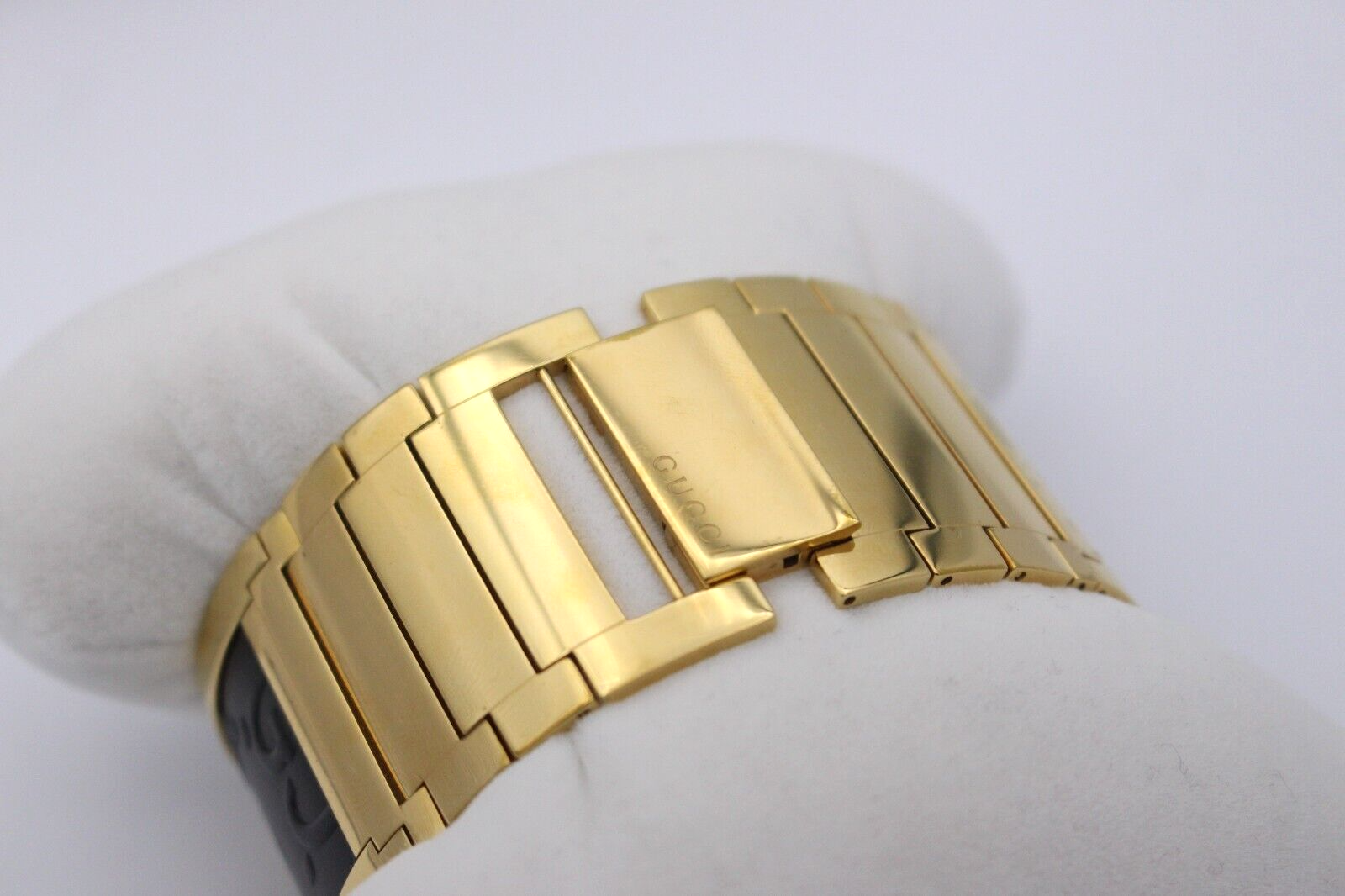 Gucci Twirl 112 breiter Armreif Damenuhr Edelstahl Vergoldet