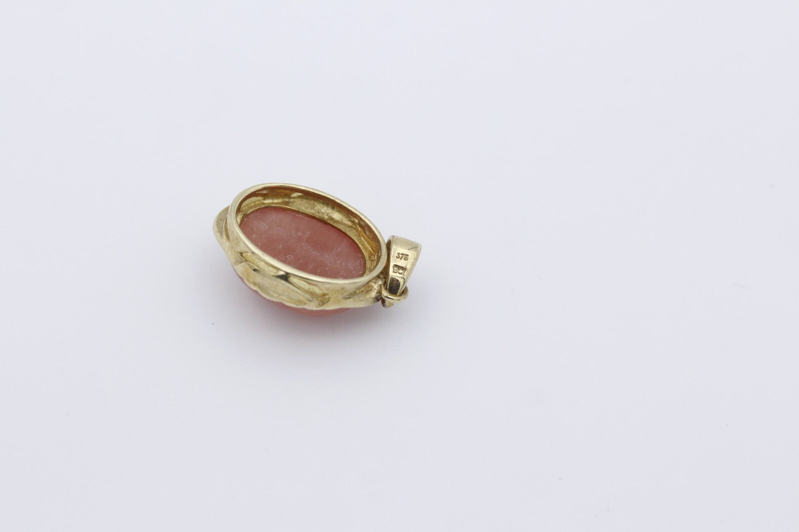 Schöner Anhänger aus 375 / 9k Gelbgold mit ein Farbstein