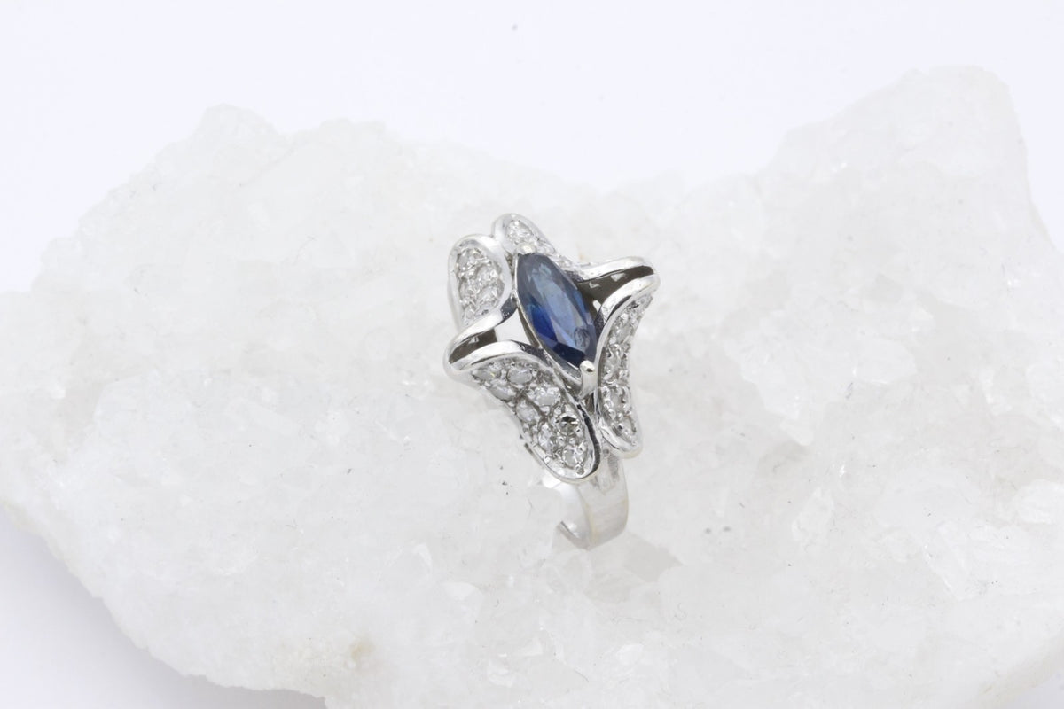 Schöner 585 / 14 Karat Weißgold Ring Saphir Brillanten Schmetterling Damenring