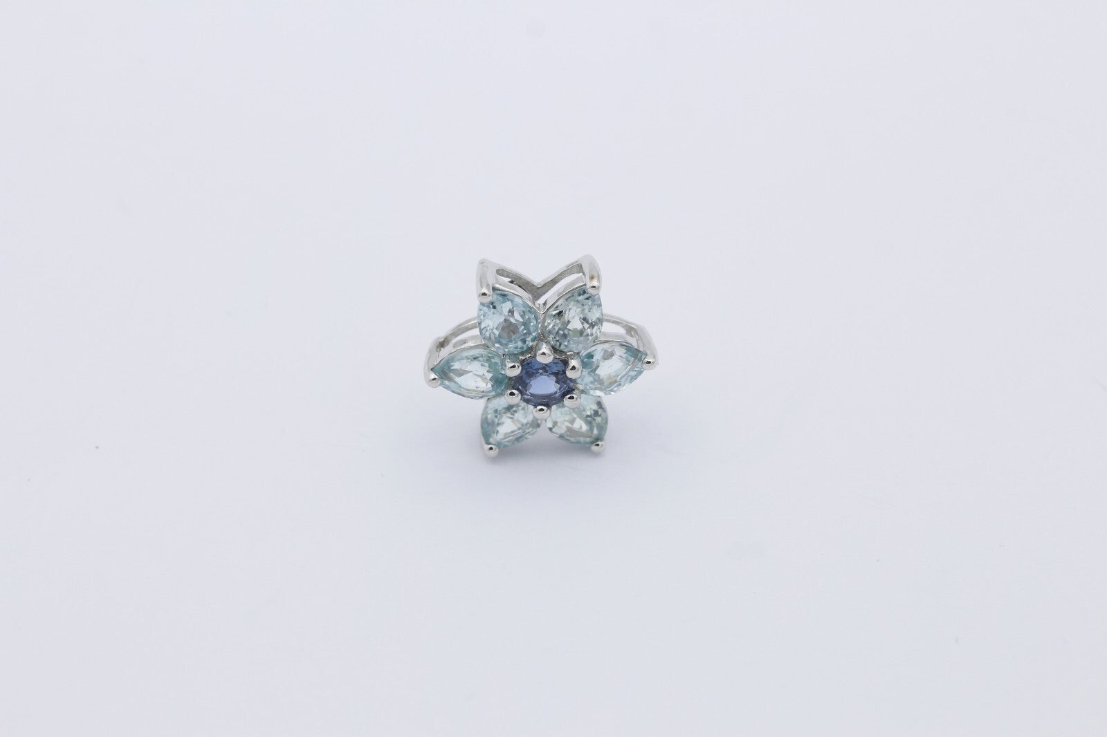 Wunderschöner Anhänger aus 375/9k Weißgold mit Echte Edelsteine