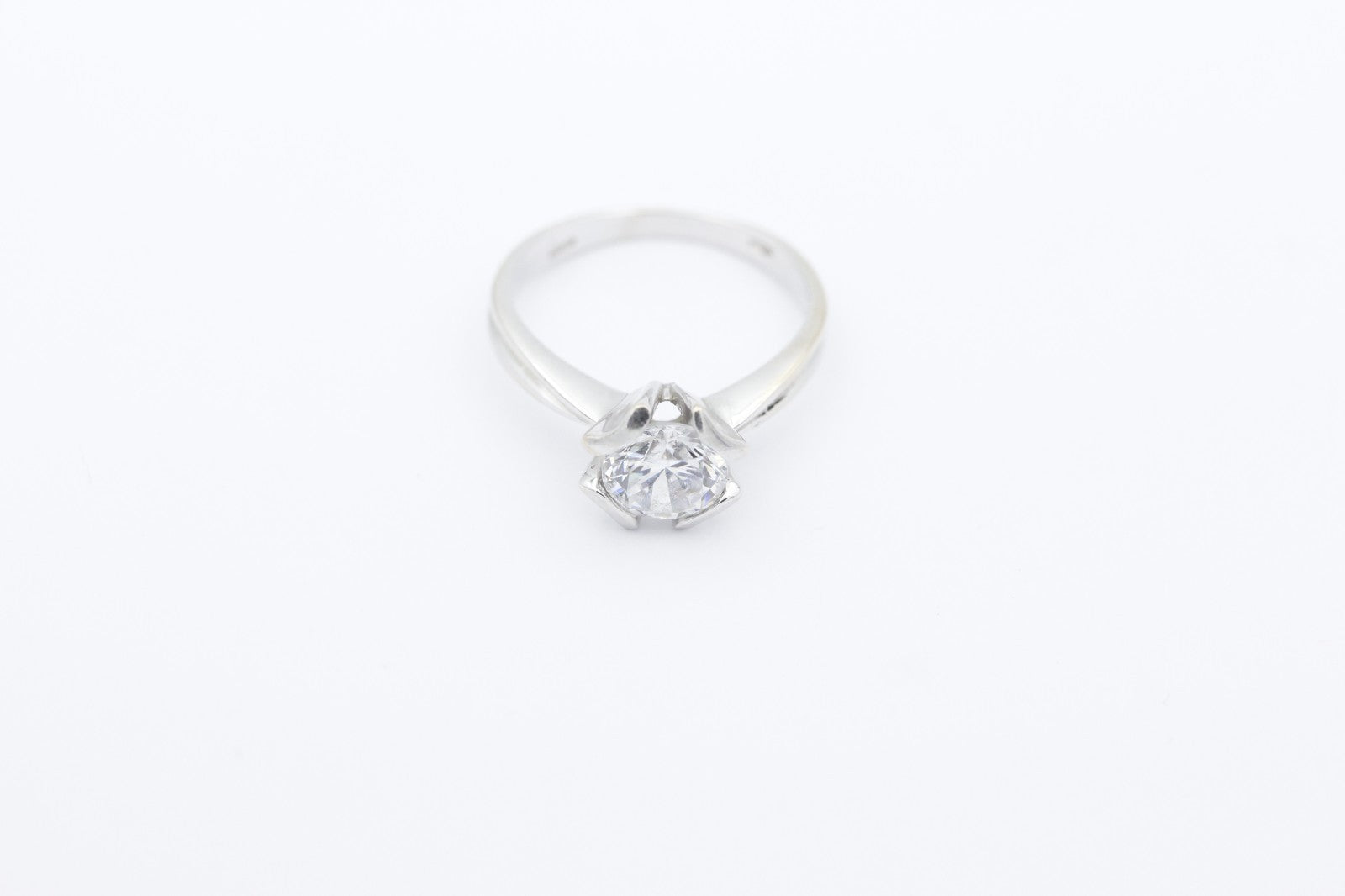 Schöner Solitär Damen Ring aus 750 / 18k Weißgold mit ein Zirkonia Edelstein