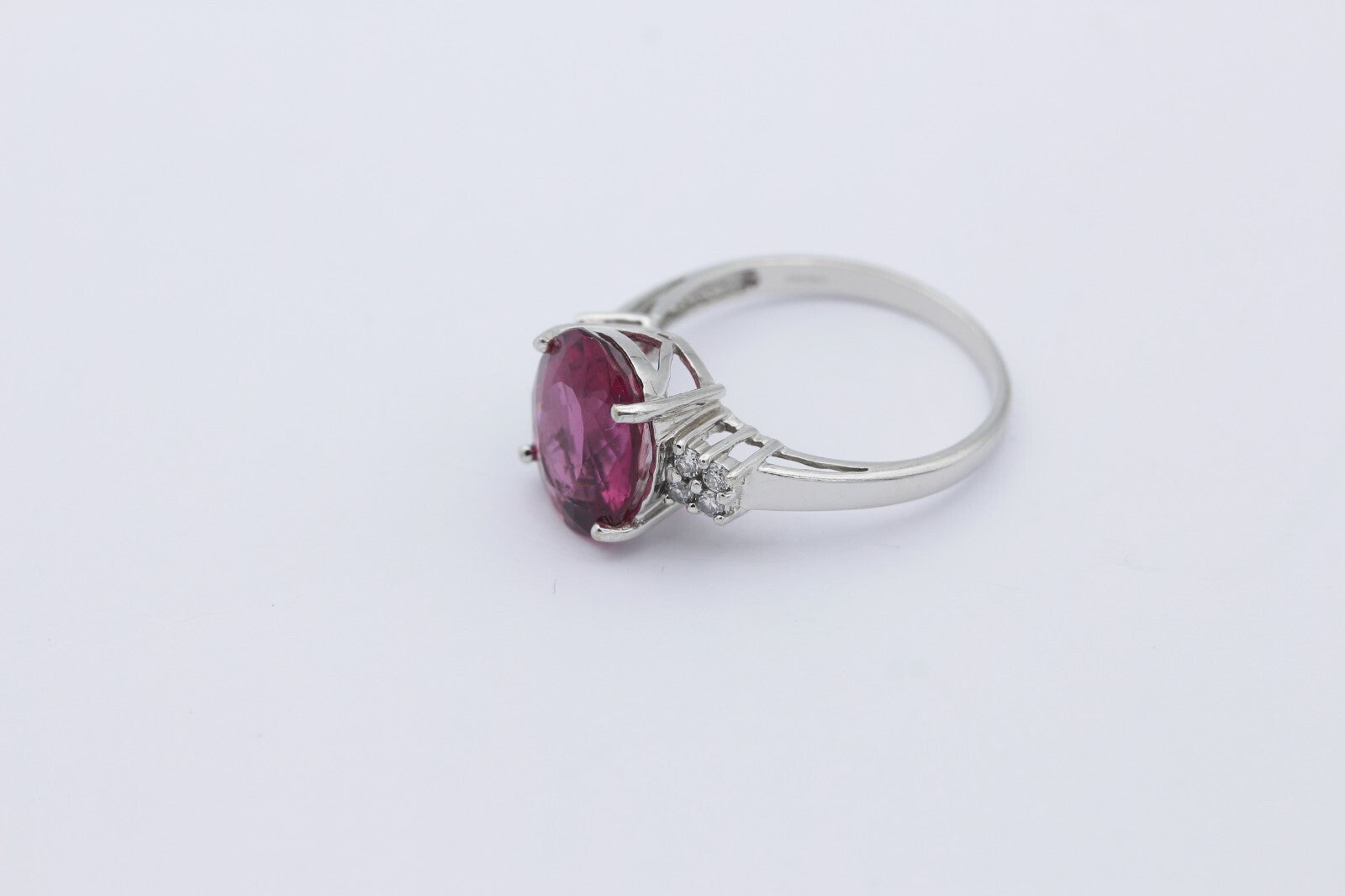 Hochwertiger R&C Damen Ring aus 750/18k Weißgold mit ein Edelstein & Diamanten