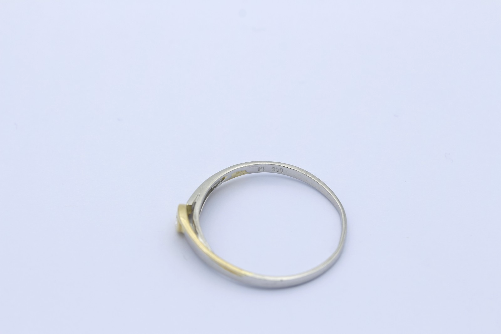 Zarter 950 Platin Ring mit ein Brillant – Bicolor Gelbgold Diamant ca. 0,10 ct.