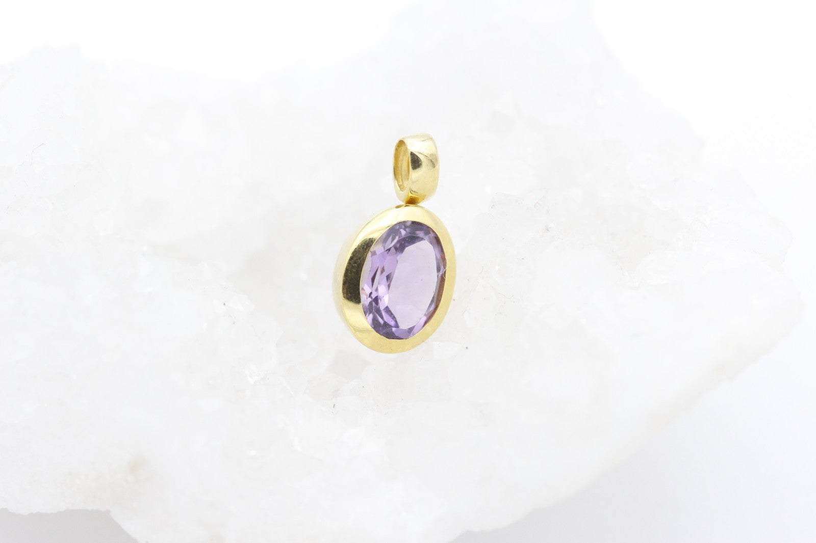 Schöner schlichter Anhänger aus 333 / 8 Karat Gelbgold mit ein Amethyst