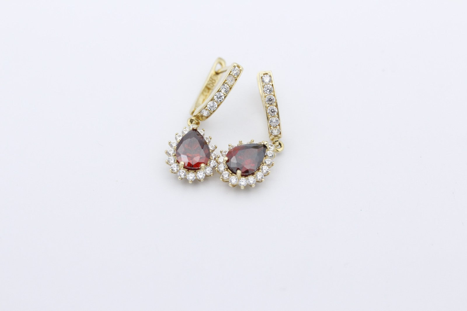 Traumhafter Ohrschmuck Ohrringe 585 / 14karat Gelbgold mit Granat & weiße Steine