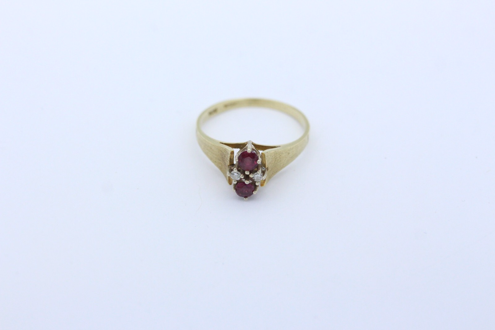 Zarter Damen Gold Ring aus 585 / 14k Gelbgold mit Rubin & Diamanten | Gr. 58