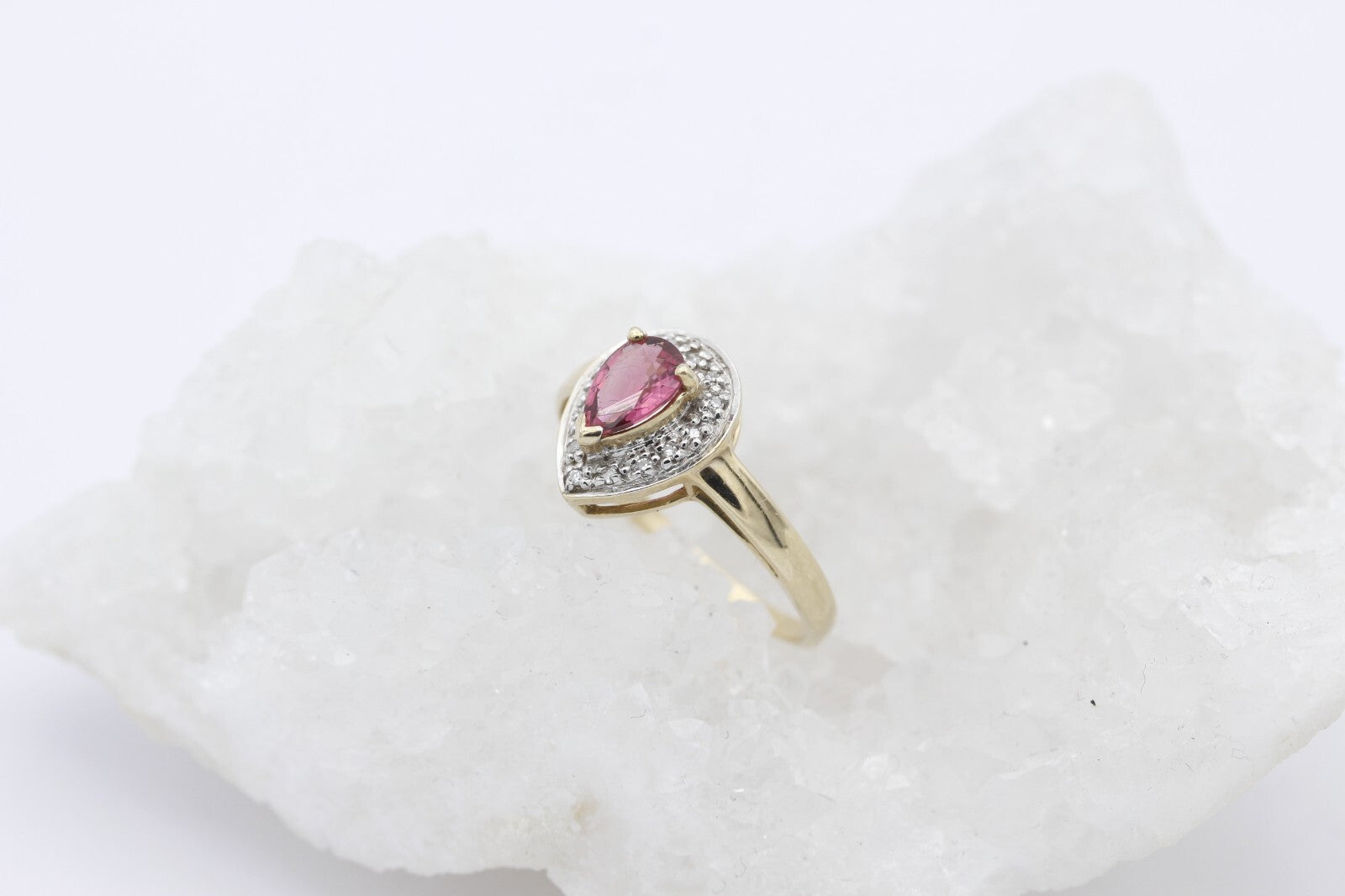 Schöner Damen Ring aus 375/9k Gelbgold mit ein echten Edelstein & Diamanten