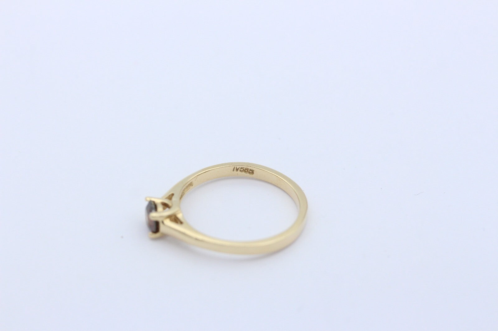 Zarter Solitär Damen Gold Ring aus 585 / 14k Gelbgold mit einem roten Brillanten